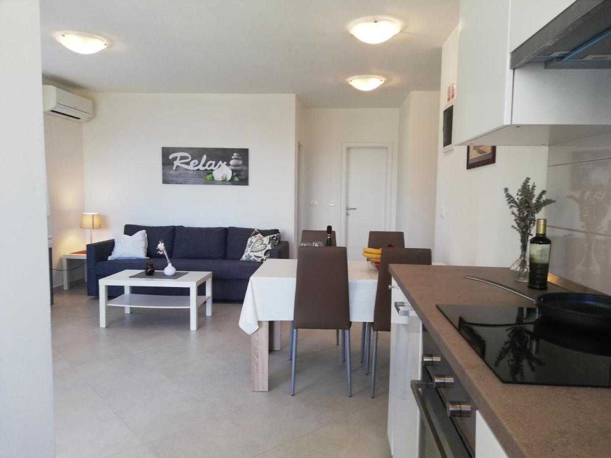 Apartments Oleander Lovrecica-Residence With Pool Dış mekan fotoğraf