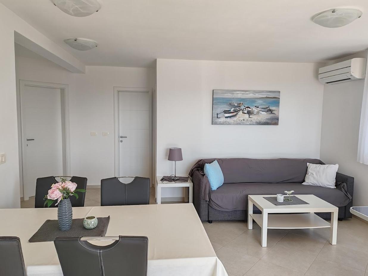 Apartments Oleander Lovrecica-Residence With Pool Dış mekan fotoğraf