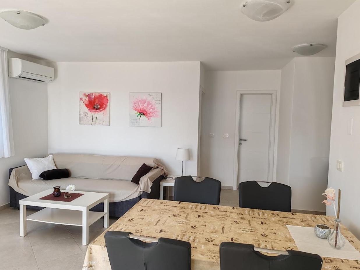 Apartments Oleander Lovrecica-Residence With Pool Dış mekan fotoğraf